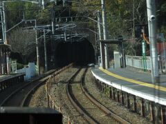 2020.11.23　出雲市ゆき特急やくも１３号車内
カーブの途中にある日羽を通過。