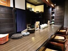 関東は晴れているが、上越国境を越えると天気は悪くなるだろう。
ところが、大清水トンネルを出ると、まだ青空が広がっていた。
結局、長岡駅に着くまでずっと晴れていた。
天気予報が思い切り外れ、呆然としながら長岡駅に降りった。
とりあえず、どうしようか考えようと、駅構内にあった『あさひ山』と言う和食の店に入ることにした。