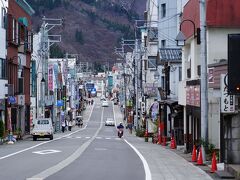 駅からは、のんびり歩いて宿へと向かう。
今回の宿は、温泉街の外れにあるのだ。
何度も訪れている越後湯沢だが、相も変わらない街並みだった。