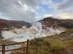 満腹になった後はちょっと観光。
20分ほどで登別地獄谷に到着します。
雨が少し降ってきたので駐車場で小降りになるまで待機しました。

