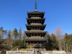 朝食後、定義山に油揚げを食べに来ましたが、凄くいいお寺が近くにありました。　　

極楽山西方寺にある五重の塔
いいスタイルですね！
月がバックに映っています。以前親父三人旅にて、京都の東寺にある五重の塔を映した時と同じ感じです。