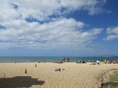 ワイキキビーチの碧い海と空。この辺りは海までのビーチの幅が広い。