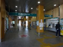 道なりに歩いて行き、エスカレータを降りた先にあるのが、豊橋鉄道渥美線の新豊橋駅。
昔はもう少し離れた場所にあって、しかも片面ホームの駅だった。