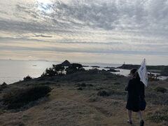 バスツアー2日目の最初の立ち寄り地は「たかんば海岸」爪木崎自然公園の中にありまる。山道を歩くと忽然と開ける広場。岩場が広がり釣り人が数人。そこがたかんば海岸。
旅行会社で下田ツアーを練る時に「新しい立ち寄り地を～」と選んだのがこの海岸だそうです。
ツアーの人以外誰もいません。
伊豆七島が見える穴場の景勝地。