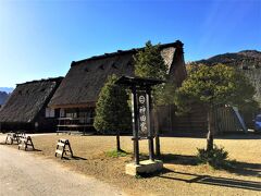 神田家
白川村HPには、きわめて完成度の高い合掌造り家屋と記載があります。
↓
http://kankou.shirakawa-go.org/guide/196/
