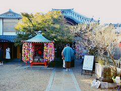 八坂庚申堂

で、ここも昨日akikoさんと来たのだけどいっぱい人がいた～
とにかく着物姿の多いこと多いこと！びっくりするわ。女の子同士もカップルもやたらと若者は着物姿であった。
それも頭にちっこい帽子付けてたり、レースひらひらの付属品付けてたりと崩しも崩し過ぎなんじゃ？和服はもっと凛として着て頂きたい（おばはんの愚痴　爆）