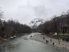 上高地バスターミナルから徒歩5分、河童橋から梓川下流方向。