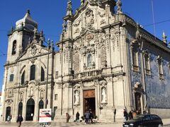 カルモ教会はアズレージョが壁面一面に飾られています。これがまたすごいアズレージョで側面は屋根の直下までアズレージョです。国内で一番の大きさとのことですが絵がすごい。そしてファサードもなかなか立派。
で、ファサードは右と左に大きく分かれるんですがその狭間の細いとこ、見えます？これ実はもと民家らしいです。80年代までは人が住んでたらしいです。でも、大聖堂に住むなんてどんな感じなんでしょうねぇ、僕はなんか出そうでちょっといやかな？
で、この近所にはかの有名はレロ・イ・イルマオン書店（Livraria Lello）があります。もちろん・・・・いきません。なにせへそ曲がりですから、僕が行かなくても他のみんながいくでしょ。というわで書店の並びにあるArmazéns do Casteloに行きました。ここはポルトガルのおしゃれな食品や小物を売っているお店です。お土産にもGoodです。ここではきれいな表紙の日記帳やブリキ製のレトロな小物とかを買いしました。