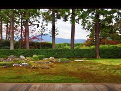 そう、この縁側から眺める一面苔むした枯山水の借景庭園。
比叡山が借景となっています。
