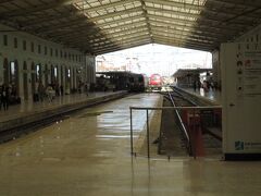 リスボンからポルトへ移動の日。
列車のチケットを駅で買おうとしたもののお昼前後の時間帯は満席が続いていて３時間ほど待つことに。
駅周辺を散策して時間をつぶしました。