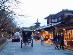 高台寺の前に来ると、急に視界が開ける。
通りの奥には八坂の塔が見え、通りには人力車も。
この辺りは、人力車がたくさんいますね。