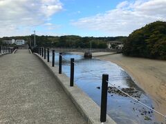 海水浴場にこんな人工的な橋が設置されているのが、
よく解りませんが、自然災害に対しての備えなのかも？