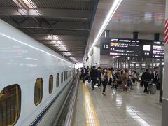 10:08
博多に到着
九州新幹線完乗です
新幹線単体では運賃5,610円＋指定席特急券5,030円＝10,640円ですが、宮崎からの通しの運賃は7,370円なので、ここまでで累計13,650円（もう元が取れました）