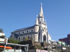 駅近くにある丘の上に建つカトリック三浦町教会。