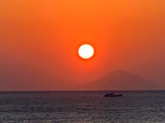 波に音を聞きながら眠りにつき、波の音で目覚めた朝・・・今日は雲が少なくて昨日よりもまーるい朝日