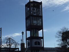 フランドルの鐘（カリヨン）

http://www.city.itami.lg.jp/i/SOSIKI/SHIMIN/KOKUSAIHEIWA/1383653184806.html

以下、伊丹市ホームページより…

伊丹市の国際姉妹都市である ベルギー王国ハッセルト市より、国際姉妹都市提携5周年と伊丹市制施行50周年を記念して1990年（平成2年）に伊丹市へ寄贈されました。
伊丹市はJR伊丹駅西側広場に記念塔（一般公募により「フランドルの鐘」という愛称が決定）を建設して、周囲を西欧風の公園に整備し、市民の憩いの場になっています。
記念塔の上部にカリヨンの演奏室があり、その上の層に大小43個の鐘が設置されています。また、屋内には照明装置を備えており、夜間はJR伊丹駅前の街を美しく彩ります。
毎年8月15日（終戦記念日）の「平和の鐘カリヨンコンサート」をはじめ、各種演奏を実施し、市民の皆様にベルギー本場の音色を楽しんでいただいております。