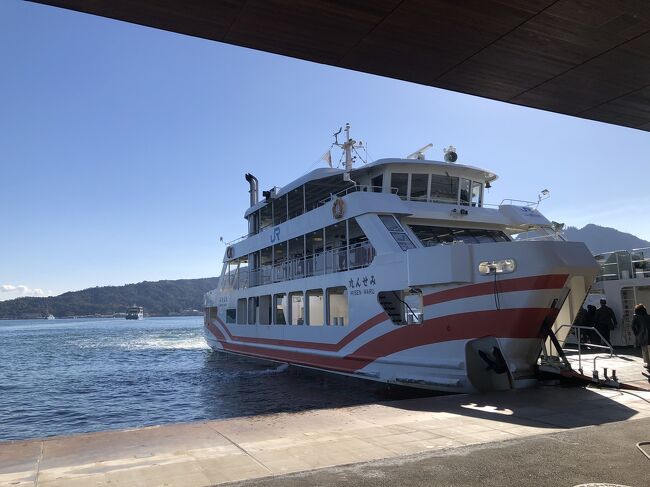 宮島まではバイパスが通っていて<br />車で30分程でフェリー乗り場に着きました<br />JRフェリーで宮島入り<br />帰りは松大汽船で帰りました