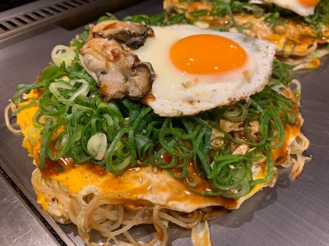 ベーシックな広島お好み焼きに牡蠣をトッピングして貰いました