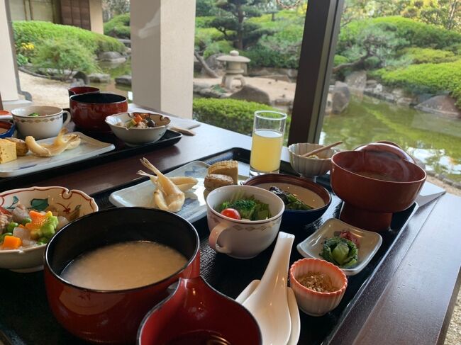 ホテルは団体様がいらしたようで密を避けるためか<br />2日目の朝食は日本料理のレストランで頂く事ができました<br />鯉の泳ぐ日本庭園を眺めながらの朝食は快適でした