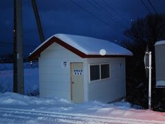 地元の人たちがきれいに塗り直した南幌延駅。
国道沿いで車も走っていますが、南幌延に着く手前で熊に遭遇したので少し怖い。