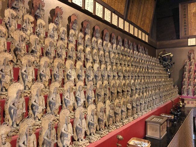 手彫りの仏様が沢山