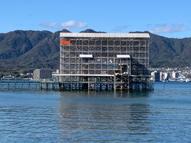 大鳥居がぁ～Σ（ﾟдﾟlll）<br />工事中で足場の塊に……<br />工期未定との事