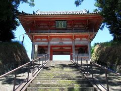 道成寺駅から5分も歩けば駐車場に着きました。道成寺は安珍・清姫伝説で知られるお寺で、紀州を代表する名刹の１つになっています。仁王門は300年前に再建されたもので、さっそく重要文化財です。