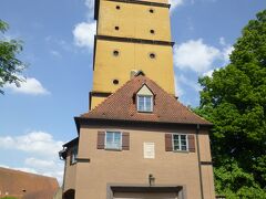 ⑤Segringer Torゼークリンガー門（1655年に再建されたもの・西）；

幟が掲げられたNeues Rathaus新町庁舎（1733年）から西は坂道ゼークリンガー通りになりDreikoenigskapelle- turm三人の王礼拝堂・塔（1378年）、Segringer Torゼークリンガー門（かつての市門は30年戦争の1648年にスウェーデン軍の攻撃で破壊された為、1655年に再建されたもの・西）まで上がって行く。

写真はディンケルスビュール：旧市街の外側から写したSegringer Tor mit Barockzwiebeldachゼークリンガー門は上にバロック様式の屋根がある。

