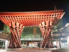 縁もゆかりもあるので石川県は何度も来ていたが、金沢観光は初めて。
有名なコレも初めまして
『鼓門』って言うらしい

左右にはバス乗り場がズラッと