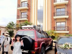 マダガスカルの最初のアンツィラベのホテル前を出発します。