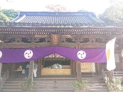 美術館の目の前の神社