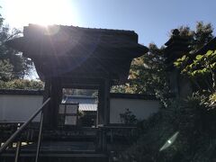 亀ヶ谷切通しを下り切ると車道に出る。車道左手に長寿寺。

拝観料：300円。
拝観時間：10:00～15:00
拝観日：4・5・6・10・11月の金土日の晴天日のみ

足利尊氏邸跡に、足利基氏が父尊氏の菩提を弔うため建立したと伝えられている寺。

