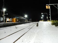 列車が去った夜の最果て無人駅。