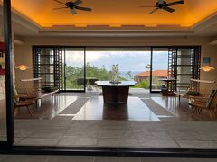 2泊目のお宿はTHE　HIRAMATSU Hotel & Resorts 宜野座

車はバレーパーキング
降りると案内される部屋はエントランス棟といって、本館に案内してくれるバギーカートを待つだけのお部屋です。

チェックアウト時はこの場所まで送られて、車に荷物が積み終わるのを待ちます。