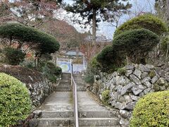 次にやって来たのは、両子寺。