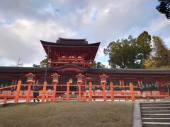 午後は東へ。奈良公園の春日大社です。
何しろおのぼりさんなので、いちいち珍しいのです。

参拝客はパラパラ。コロナの影響ですよね。
弥次喜多は今こそ神頼み。少額のお賽銭で途方もなくいっぱいお願い事をします。

神様仏様春日様！