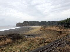 追良瀬川の河口付近の様子です．川から海へ向かって濁流が流れているのが分かります．