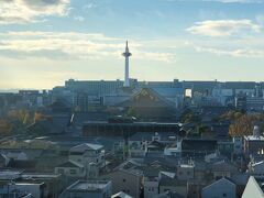 京都・五条駅『Watermark Hotel Kyoto』10F

2020年10月1日にオープンした『ウォーターマークホテル京都』の
スイートルームからの眺望の写真。

おはようございます♪最上階のお部屋からは『京都タワー』と
『東本願寺』が見えます。昨日は夜まで京都観光を楽しみました。

ここまでの旅行記はこちら↓

<東京から東海道新幹線のグリーン車で行く京都★2020年11月
【京都北白川 ラーメン魁力屋】堀川五条店がオープン♪
『京都駅ビル』プロジェクションマッピング「光のファンタジー」☆彡
『京都伊勢丹』京都限定土産『ポルタ』ポム・テ・タタン★
『ザ・キューブ』京都駅『京名菓・名菜処 亰』高級食パン【別格】
京都駅店限定クロワッサン>

https://4travel.jp/travelogue/11663522

<京都の紅葉★2019年10月開業『パーク ハイアット 京都』
【キョウト ビストロ】八坂の塔～二年坂～坂本龍馬の墓～高台寺～
圓徳院～ねねの道～ねねの小路～石堀小路>

https://4travel.jp/travelogue/11664884

<京都駅隣の五条駅から徒歩2分の場所に2020年10月に開業した
『ウォーターマークホテル京都』宿泊記★
最上階のスイートルームからは『京都タワー』や『東本願寺』が♪>

https://4travel.jp/travelogue/11665038

<京都『東寺（教王護国寺）』紅葉ライトアップ★月夜に映える
国宝「五重塔」と紅葉を愛でながら約1200年前の平安京の秋に
思いを馳せて♪国宝「金堂」＆重要文化財「講堂」夜間特別拝観>

https://4travel.jp/travelogue/11665125