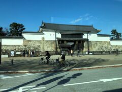 途中、「二条城前」のバス停にも停車します。

午後、『HOTEL THE MITSUI KYOTO』に行くのでまた戻ってきます。

左手に京都市営地下鉄東西線「二条城前」駅があります。