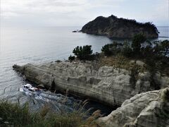 遊歩道を歩いてみます。
白い崖が見えています。
堂ヶ島海岸の崖には、海底火山の噴火にともなう水底土石流と、その上に降り積もった軽石・火山灰層が見られます。
白いのは火山灰層でした
