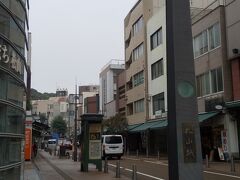 ホテルから松山城へこの通りを５分くらい行きます。
麓からはお城まで行くロープウェイがあるので
便利です。