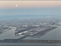 眼下に見える羽田空港

遠くに見えるのはお月さまです