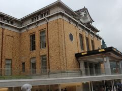 京セラ美術館でも入口付近で厳重に、検温とアルコール消毒が実施されていました。