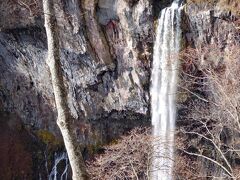 華厳の滝展望台から眺めた滝です。明治天皇が観覧された華厳の滝と同じ姿です。