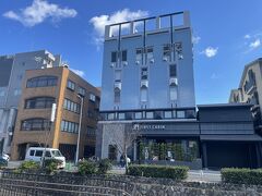 京都市バス急行101号系統「堀川丸太町」のバス停と堀川を挟んだ
場所にある『ファーストキャビン京都二条城』の写真。

2019年8月8日にオープンしました。

この付近にも色々と新しいホテルが建っています。