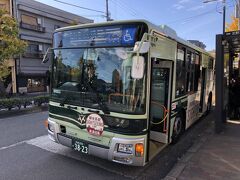 京都市バスの急行101号系統のバスの車体の写真。

前から乗車します。ドライバーさん横のマシンに交通系ICカードの
SuicaやPASMOをタッチして乗車します。降りるのは真ん中から。
（一律 230円）