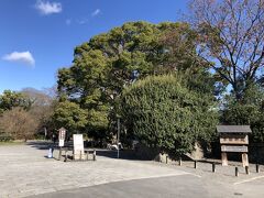 京都・上京区『京都御苑』のエントランスである間之町口の写真。

この中に『京都御所』、『大宮御所』、『京都仙洞御所』、
『京都迎賓館』などがあります。

京都御苑は、江戸時代１４０以上の宮家や公家の邸宅が
立ち並ぶ町でした。明治になって都が東京に移り、これら邸宅は
取り除かれ、公園として整備され市民へ開放されました。
戦後は国民公園として位置づけられ、御所と一体となった
景観を維持しつつ、散策や休養等の場として親しまれています。
現在苑内には百年を越える樹林が育ち、旧公家屋敷跡や
庭園等歴史的遺構が点在し、古都の中心で特別な空間となっています。

＜アクセス＞
京都市営地下鉄烏丸線「丸太町」駅下車　間之町口まで徒歩5分
京都市営地下鉄烏丸線「今出川」駅下車　乾御門まで徒歩5分

京阪電車「神宮丸太町」駅下車　富小路口まで徒歩15分
京阪電車「出町柳」駅下車　石薬師御門まで徒歩20分

京都駅より京都市バス　A2のりば(4・17・205系統)
京都河原町駅より市バス　F・Gのりば(3・4・17・37・59・205系統)
※「府立医大病院前」下車　徒歩7分