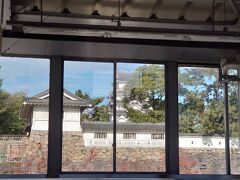 九州新幹線さくらに乗って姫路で乗り換えます。
途中の福山駅に停車中に福山城を撮りました。いつも新幹線の中から見るだけなので、いつか福山城を見に行きたいですね。