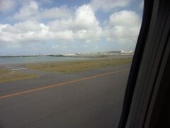 那覇空港に到着です(^_-)-☆。
第２滑走路を使っての着陸をしたようです。

第１滑走路と比べるとターミナルまでが遠い(￣▽￣;)。