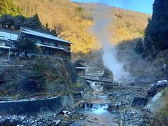 硫黄の香りが分かるほど間欠泉（温泉）に近づいて来ました。左手に見えるのは間欠泉を管理しているオーナーが経営する宿です。